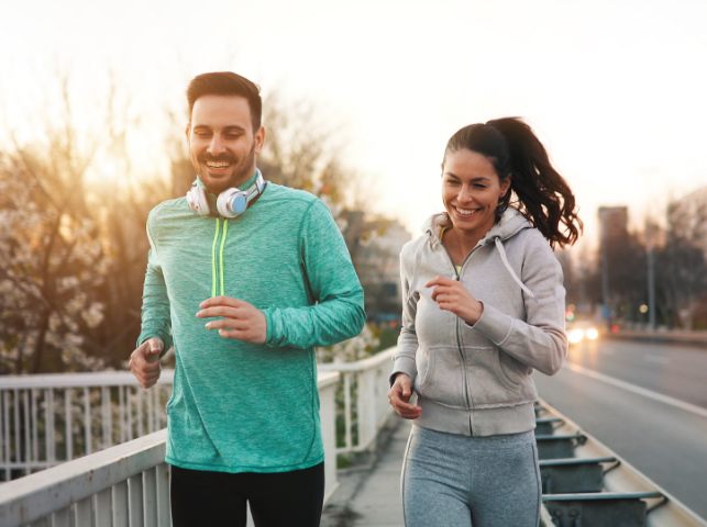 En man och kvinna som joggar på morgnen