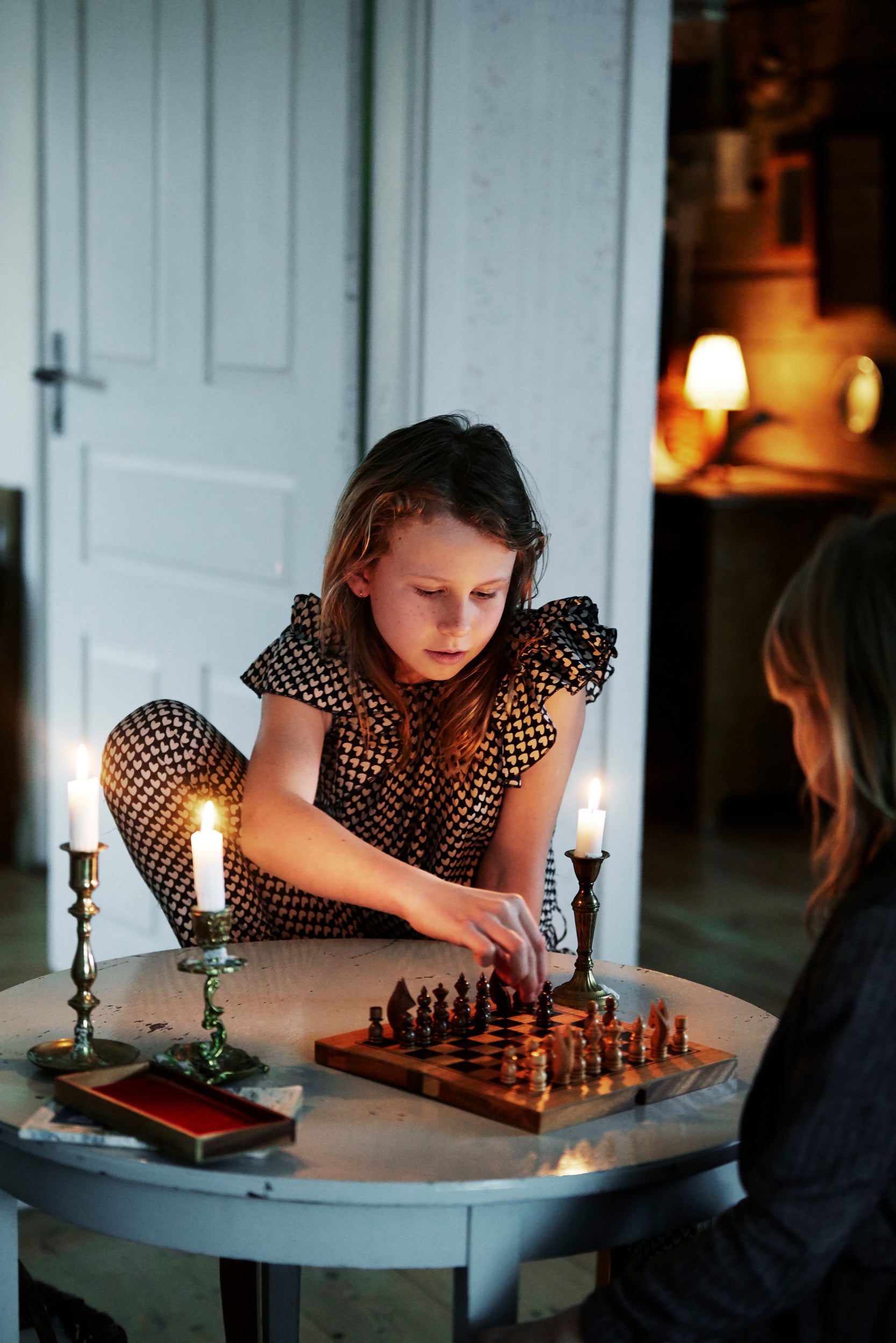 flicka spelar schack Elvanse