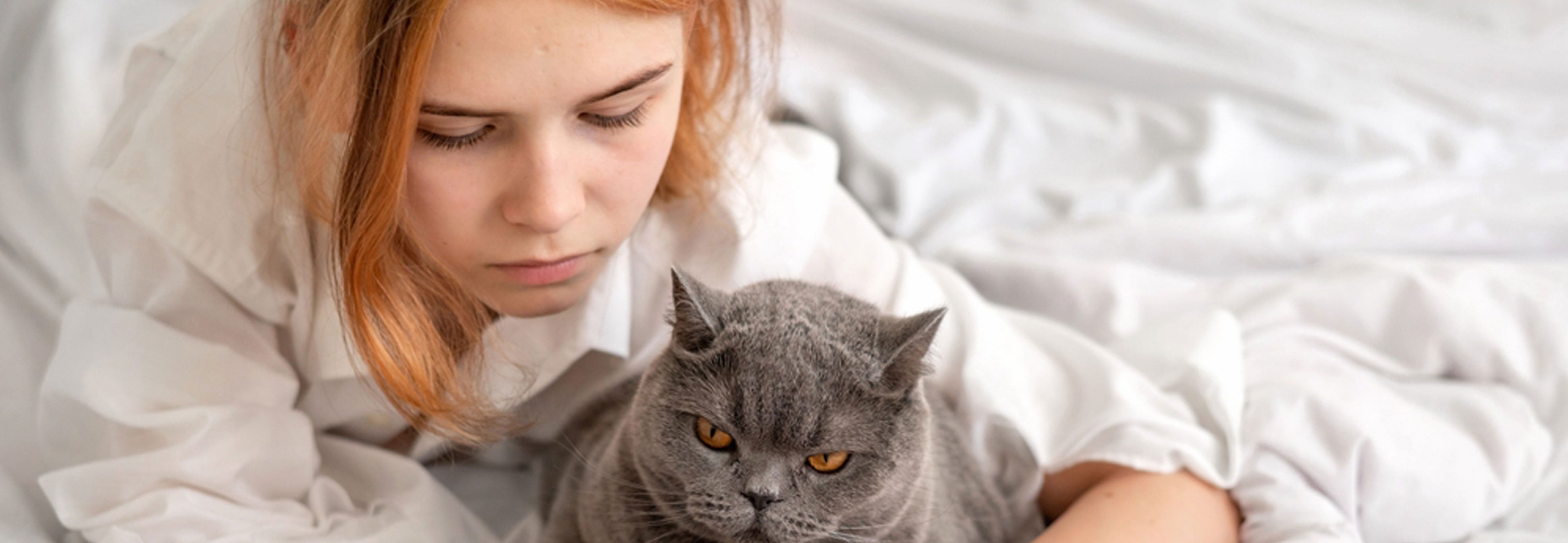 Ung tjej gosar med en katt